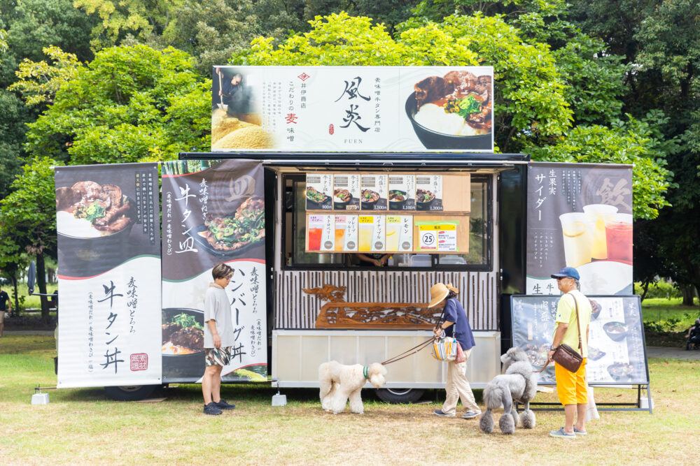 キッチンカーの『店づくり』講座　第1回｜キッチンカーの看板、どうする？3つの方法を徹底比較